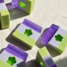 Cargar imagen en el visor de la galería, Jabón N.63, Flor violeta