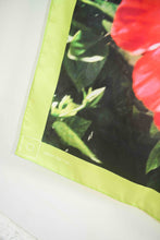 Cargar imagen en el visor de la galería, Pañuelo Hibiscos - Seda
